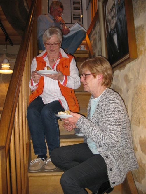 Kaffee und Kuchen auf der Treppe