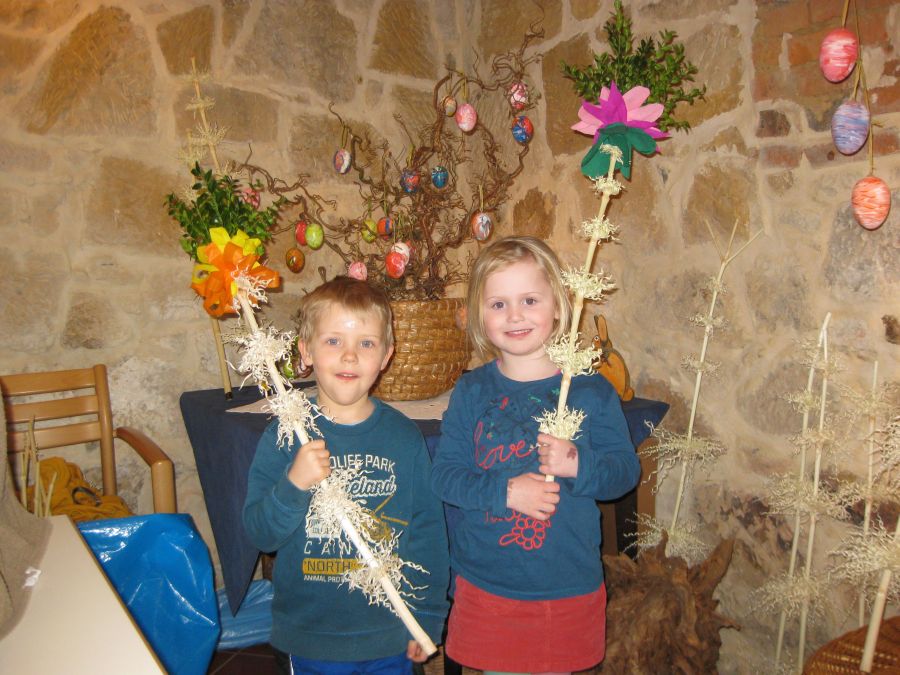 Die Kinder präsentieren stolz ihre Pamstöcke