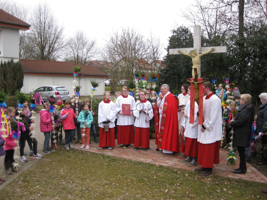 Kleine Andacht vor dem Hofkreuz