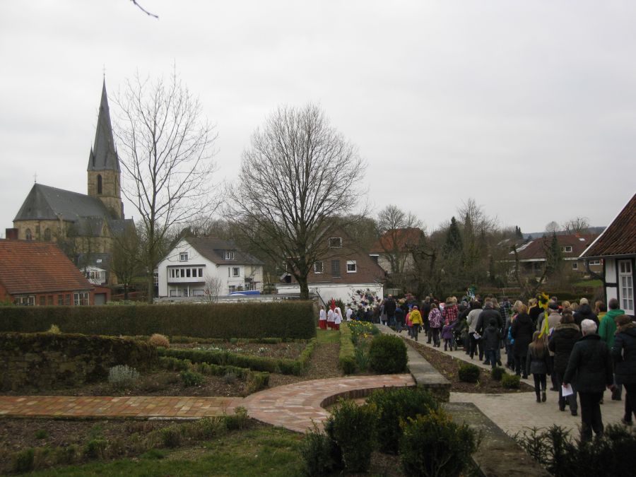 Prozession auf uf dem Weg zur Kirche